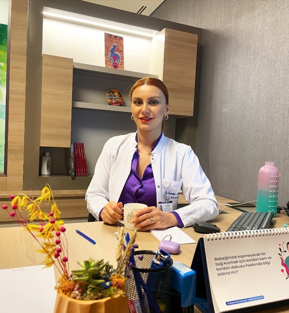 Lamiya Aliyeva en la consulta